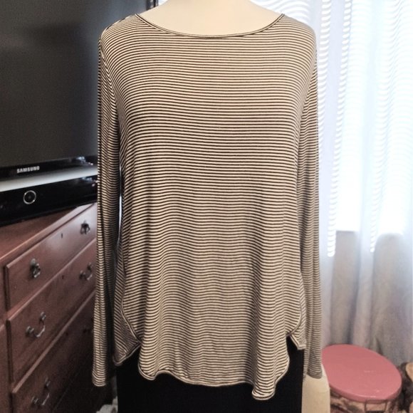 👉Just in! Ann Taylor Loft, sz Medium, soft-spun, stretchy top - Picture 3 of 7